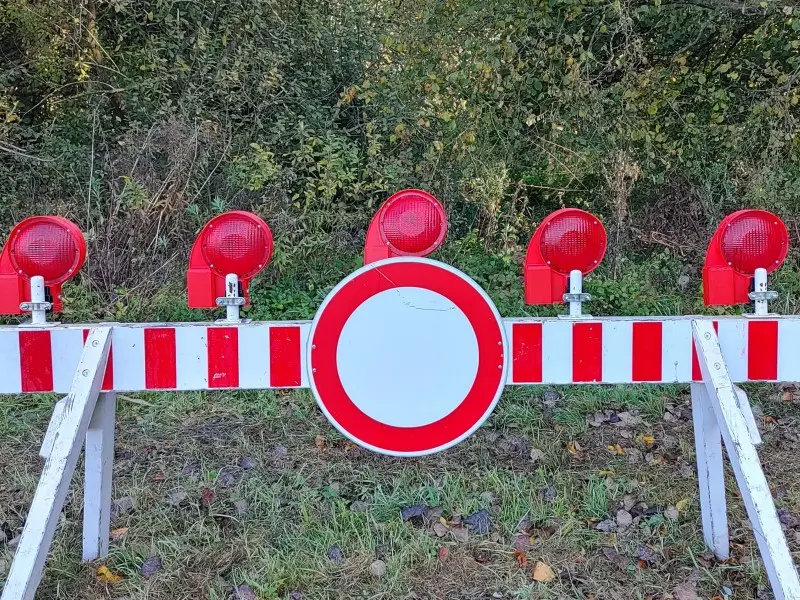 Rot-weiße Barke mit Verkersschild Einfahrt verboten